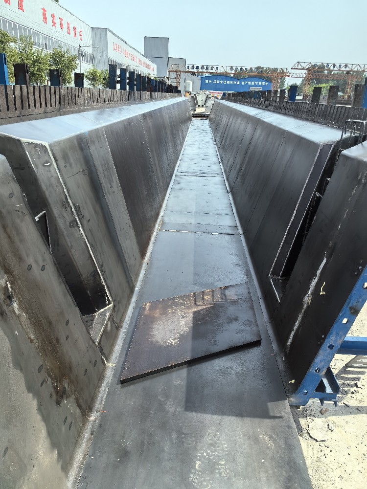 中鐵十一局七里河分洪項目文通路第一片箱梁完美澆筑